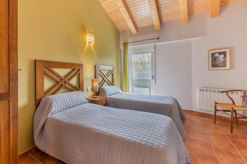 a bedroom with two beds and a window at Fuentes de la Hoz in Aguatón