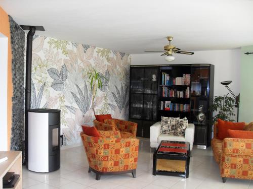 Ruang duduk di Villa charmante proche de Kersaint-Plabennec avec piscine privée