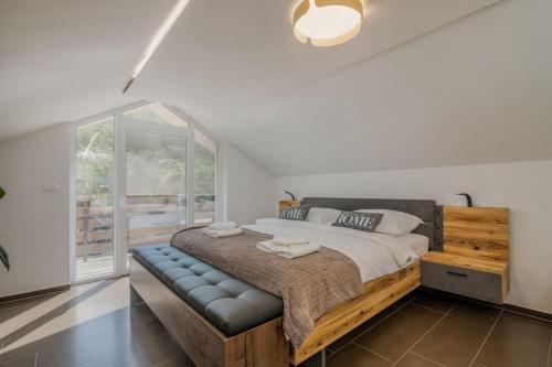ein Schlafzimmer mit einem großen Bett und einem großen Fenster in der Unterkunft Studio Apartman Alexandra in Bakarac