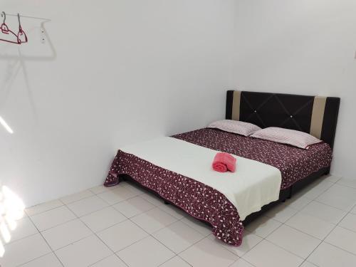 Ένα ή περισσότερα κρεβάτια σε δωμάτιο στο FS Homestay Cherating