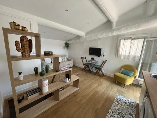 Televisyen dan/atau pusat hiburan di Beau duplex sur le vieux port