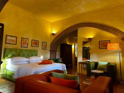 インペリアにあるRelais San Damianのベッドルーム1室(ベッド1台、ソファ、椅子付)