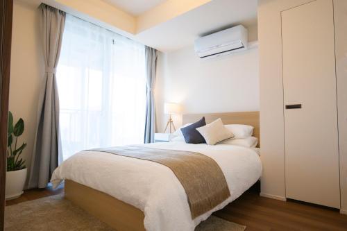 1 dormitorio con cama y ventana grande en NEW OPEN City View Suite in Minami-Azabu en Tokio