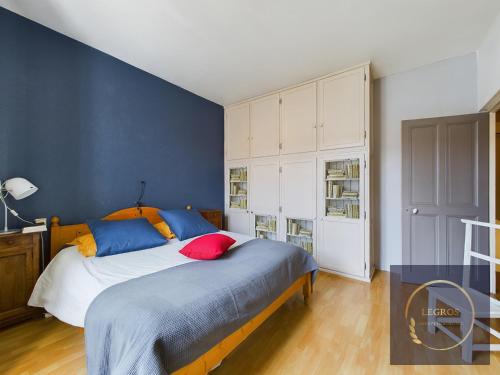 um quarto com uma cama com almofadas coloridas em Maison Mascle 5 personnes em Châteaurenard