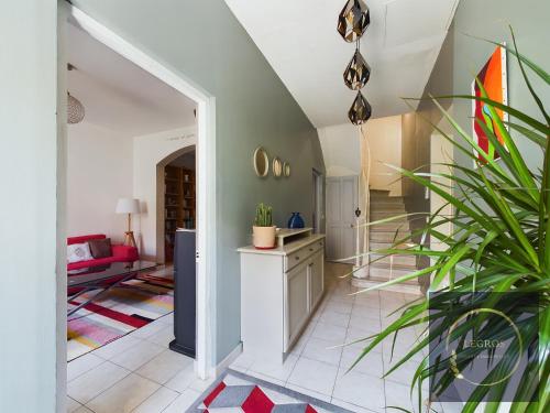 um corredor com uma cozinha e uma sala de estar em Maison Mascle 5 personnes em Châteaurenard