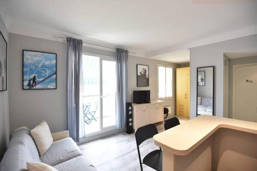 un salon avec un canapé et une table dans l'établissement Nice Signature Halévy, à Nice