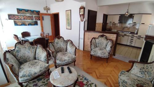 een woonkamer met stoelen en een tafel bij Apartment Smakjoski Center in Ohrid