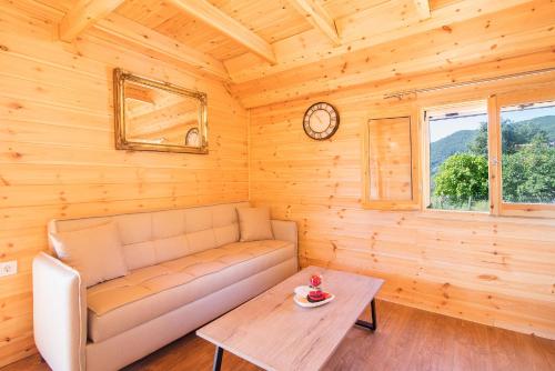 Χώρος καθιστικού στο Romantic Tree House