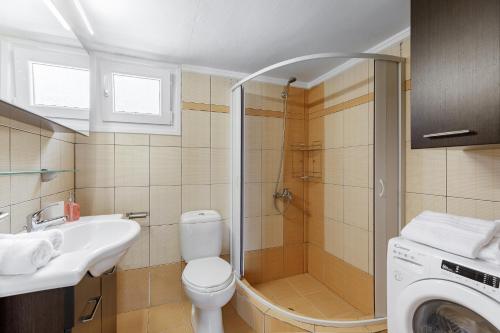 een badkamer met een douche, een toilet en een wastafel bij Villa Fabiola in Vergia