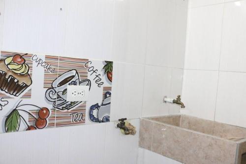 uma casa de banho com banheira e uma placa na parede em Aparta Suite Torre De Prado 501 em Medellín