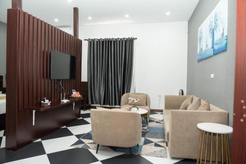 salon z 2 krzesłami i telewizorem w obiekcie Anh Anh Luxury Hotel w mieście Tuyên Quang