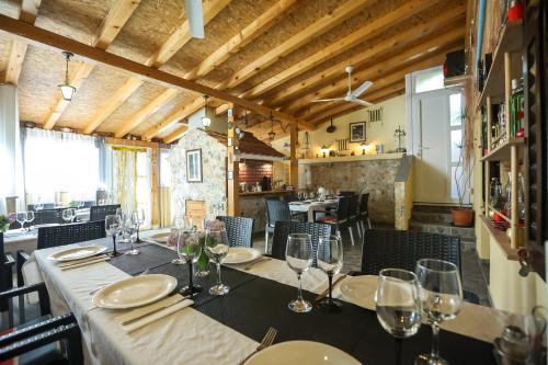 jadalnia z długim stołem i krzesłami w obiekcie Pool Apartments Julia w mieście Zadar