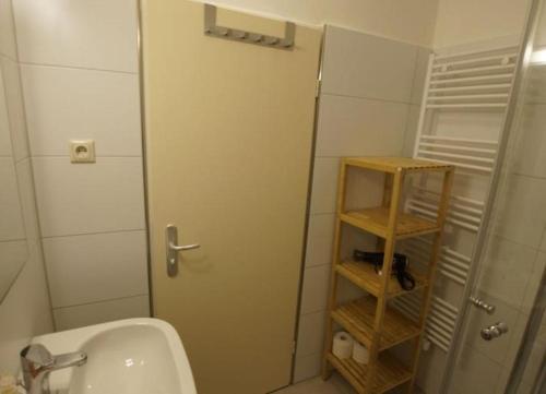 ein Bad mit WC und Glastür in der Unterkunft Lüttjer Strandloper in Wangerooge