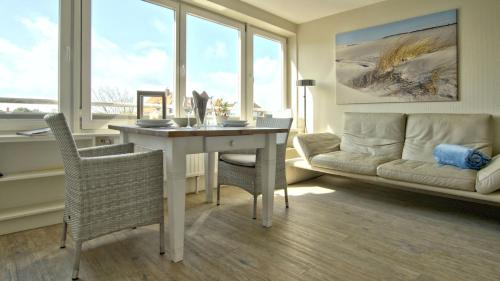 ヴァンガーオーゲにあるAlbatrosのリビングルーム(テーブル、椅子、ソファ付)