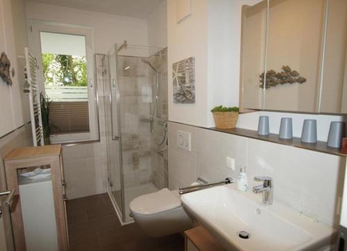 Ванная комната в Strandperle; idyllisch gelegen mit Terrasse und Garten, für 4 Personen