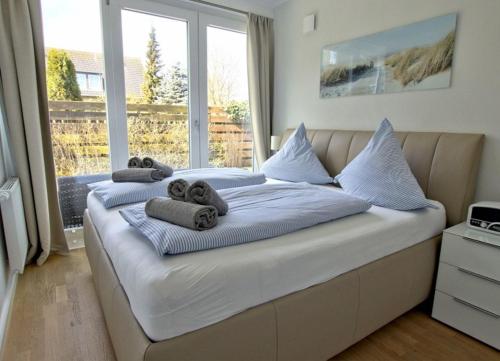 ヴァンガーオーゲにあるStrandperle; idyllisch gelegen mit Terrasse und Garten, für 4 Personenの大きな窓付きの客室の大型ベッド1台分です。