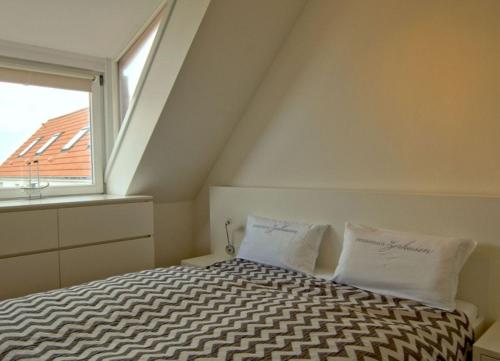 ヴァンガーオーゲにあるSeeblumeの窓付きの部屋で、ベッド1台(枕2つ付)