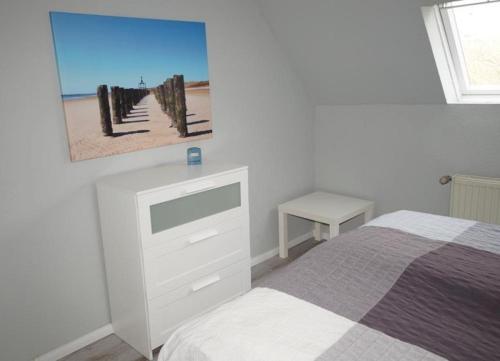 ヴァンガーオーゲにあるStrandhaver - Große Familienwohnung in Strandnäheのベッドルーム1室(ベッド1台付)が備わります。