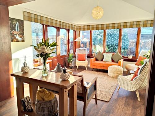 uma sala de estar com mesa e cadeiras em Yewtree House em Penrith