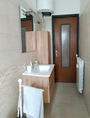 bagno con lavandino e specchio di CASA DI ANDREA ad Albenga