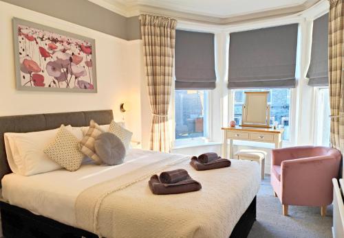 Una habitación de hotel con una cama con toallas. en Squirrel Lodge, en Keswick