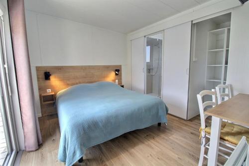 Posteľ alebo postele v izbe v ubytovaní Chalet avec clim - Piscine - 4 adultes - 2 enfants