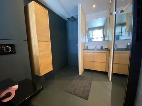 La grande salle de bains est pourvue d'un lavabo et d'un comptoir. dans l'établissement Appart 113, Port Ambonne au village naturiste, au Cap d'Agde