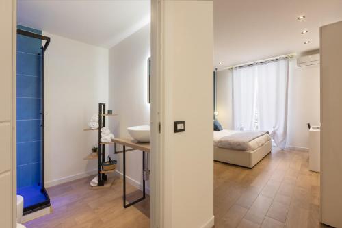 um quarto com uma cama e um lavatório num quarto em Daddi rooms & apartment em Cagliari