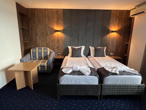 ein Hotelzimmer mit 2 Betten und einem Stuhl in der Unterkunft Saint George - Old Nesebar in Nessebar