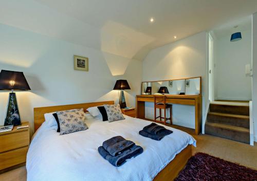- une chambre avec un lit et 2 serviettes dans l'établissement Twmbarlwm, à Tenby