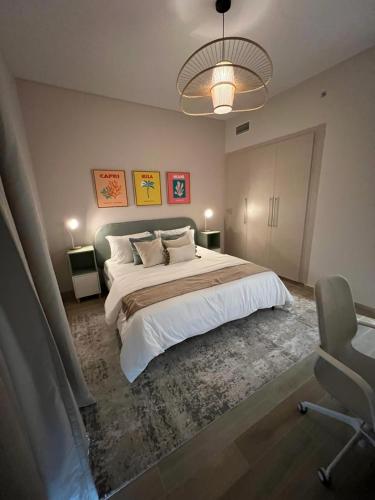 een slaapkamer met een groot bed en een stoel bij Waters edge in Abu Dhabi