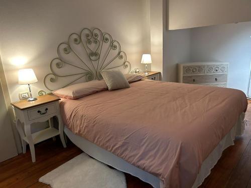 una camera con un grande letto e due comodini di Casa Blanche a Fanano