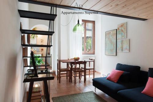 un soggiorno con divano e tavolo di Appartamenti Ridolfi a Empoli