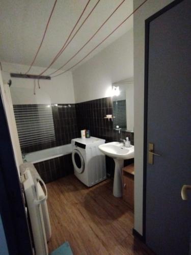 une salle de bain avec un lavabo et des toilettes dans l'établissement Apartamento Agradable, à Tarbes