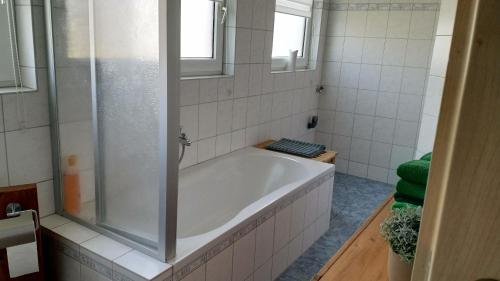 e bagno con vasca e doccia. di Ferienwohnung Wanderlust a Bad Berleburg