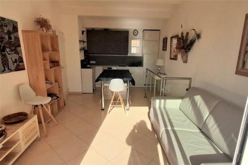 une chambre avec un lit, une table et un piano dans l'établissement Appart 139, Le Neptuna, au Cap d'Agde