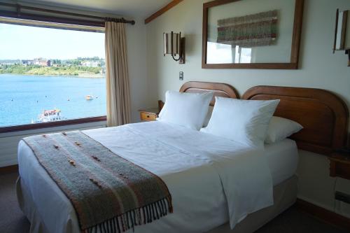 Hotel Cabaña Del Lago Puerto Varasにあるベッド