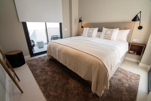 Posteľ alebo postele v izbe v ubytovaní Mara's Apartments Higueron West - Scandinavian Luxury - Views of the Sea and Natural Landscapes