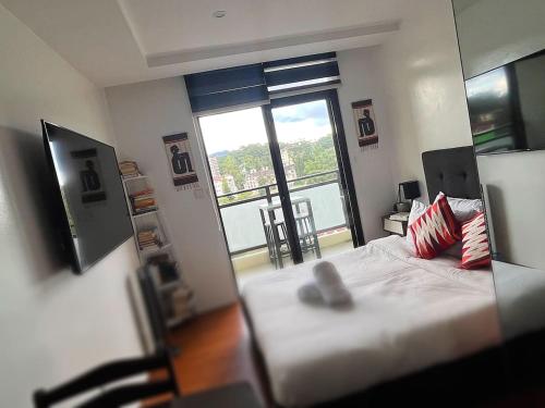 Baguio City Megatower 3 Hotel-vibe Studio Unit with a Balcony and a View