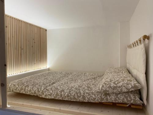 una camera con un letto di Da Nord a Sud - Loft con soppalco a Termoli