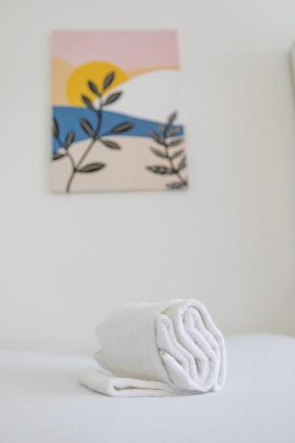 une pile de serviettes sur une table avec une photo dans l'établissement Le nid des Ducs, à Dijon