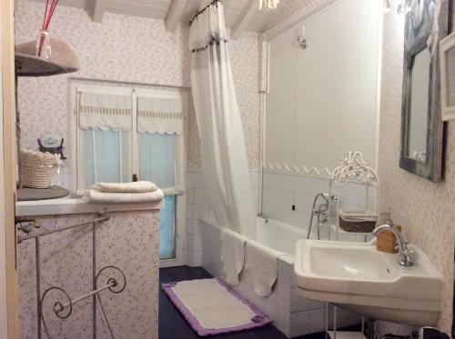 y baño con lavabo y bañera. en Aria di Campagna, en Lodi