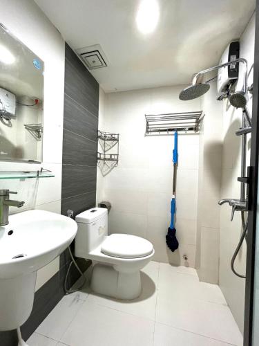 La salle de bains est pourvue de toilettes blanches et d'un lavabo. dans l'établissement THANH XUÂN HOMESTAY, à Đà Nẵng