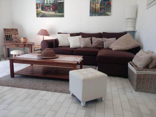 un salon avec un canapé et une table basse dans l'établissement Appart 1403, Tennis village, au Cap d'Agde