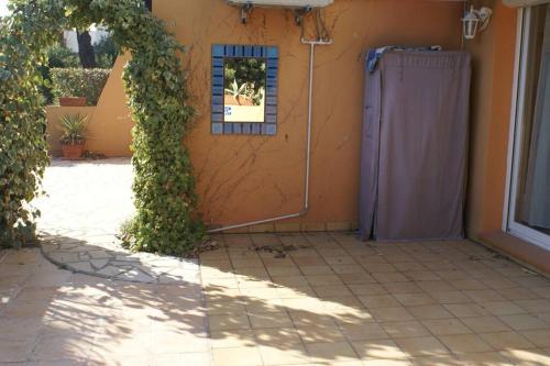 une douche sur le côté d'un bâtiment avec une fenêtre dans l'établissement Appart 1403, Tennis village, au Cap d'Agde