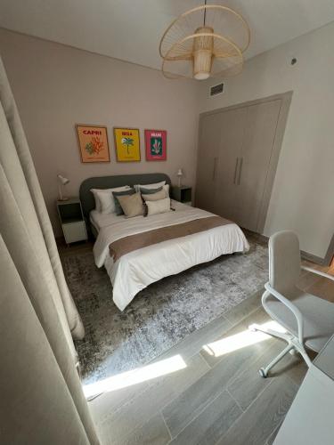 um quarto com uma cama grande e uma cadeira em Waters edge em Abu Dhabi
