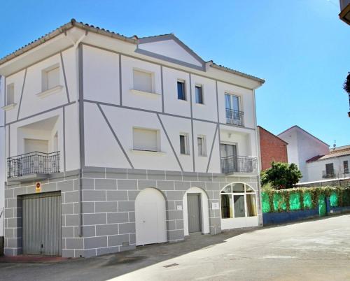 un gran edificio blanco con garaje en Casa Verata, en Losar de la Vera