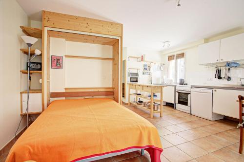 - une cuisine avec un grand lit dans une chambre dans l'établissement Obelisque 1A - Studio au rez-de-chaussée, à Port-Vendres