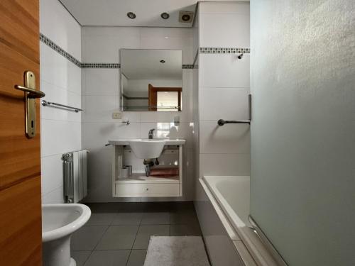 La salle de bains est pourvue d'un lavabo, de toilettes et d'une baignoire. dans l'établissement Soñar mirando el mar Playa Varese Hola Sur, à Mar del Plata