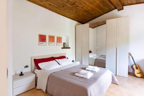 - une chambre avec un grand lit et une guitare dans l'établissement La terrazza sul Lete, à Prata Sannita